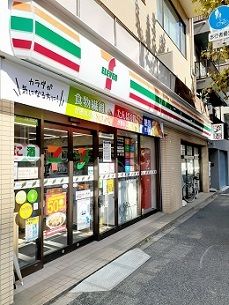 近くのセブンイレブン関口1丁目店まで233m（徒歩3分）
