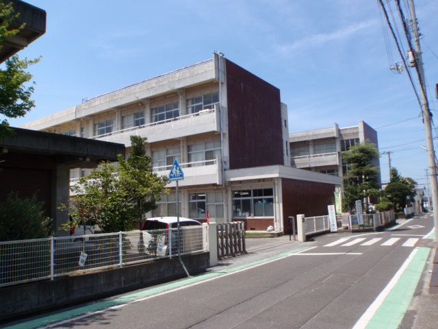 近くの小学校まで750m（徒歩10分）