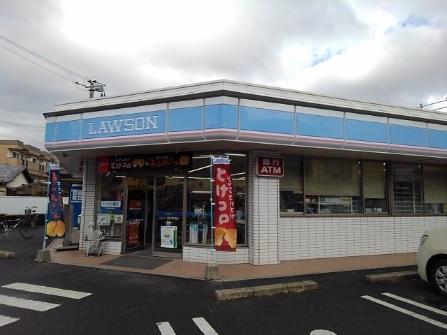 近くのコンビニまで990m（徒歩13分）