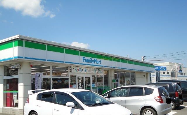 近くのファミリーマート中央インター店まで280m(徒歩4分)