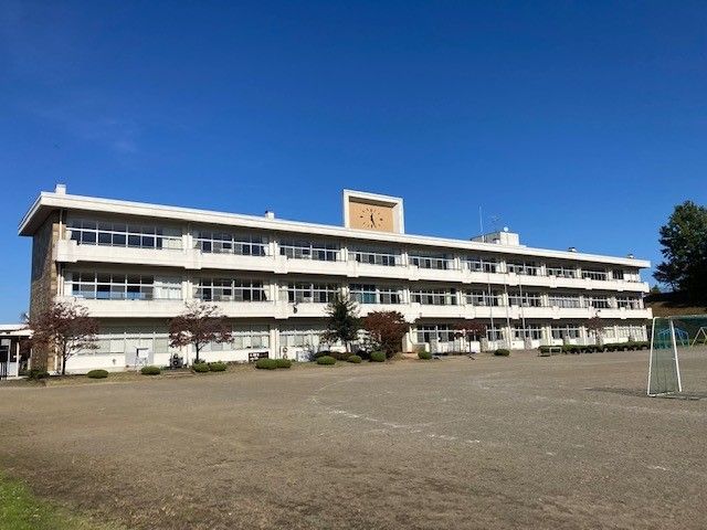 近くの田野小学校まで550m（徒歩7分）