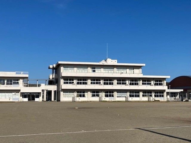 近くの田野中学校まで400m（徒歩5分）