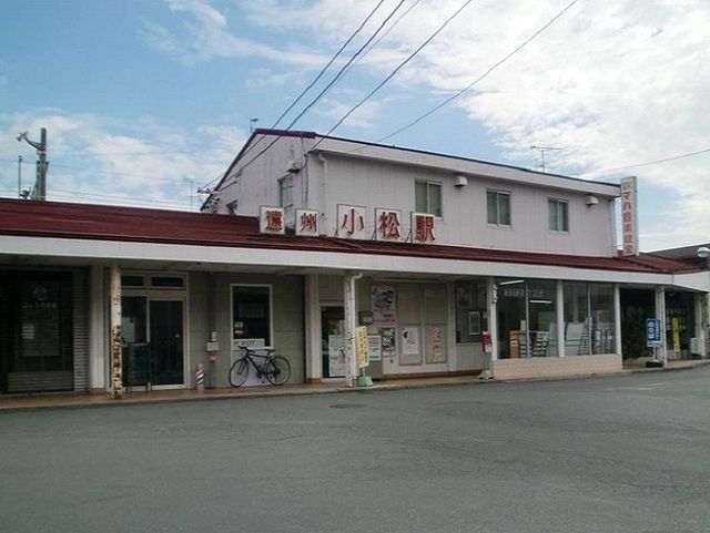 近くの小松駅まで650m(徒歩9分)