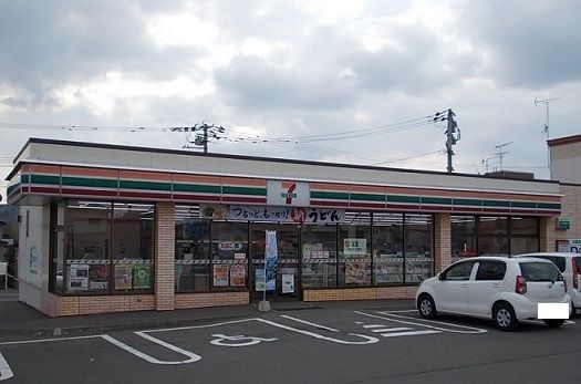 近くのセブンイレブン神楽岡14条店まで300m（徒歩4分）