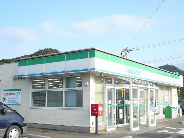近くのファミリーマート日南東郷店まで1,600m（徒歩20分）