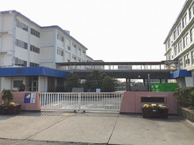 近くの浜松市立芳川北小学校まで350m(徒歩5分)