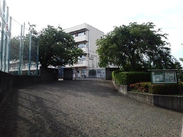 近くの山崎中学校まで800m（徒歩10分）