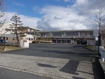 近くの五泉東小学校まで300m(徒歩4分)