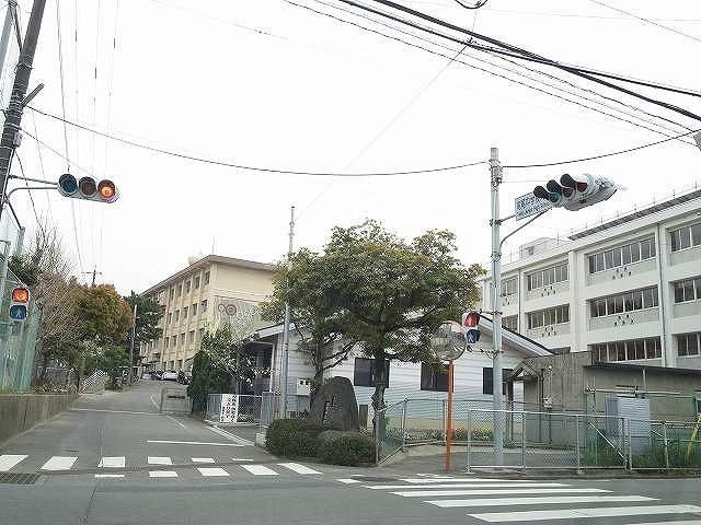 近くの滝尾小学校・中学校まで1,200m(徒歩15分)