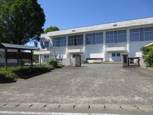 近くの小学校まで970m（徒歩13分）