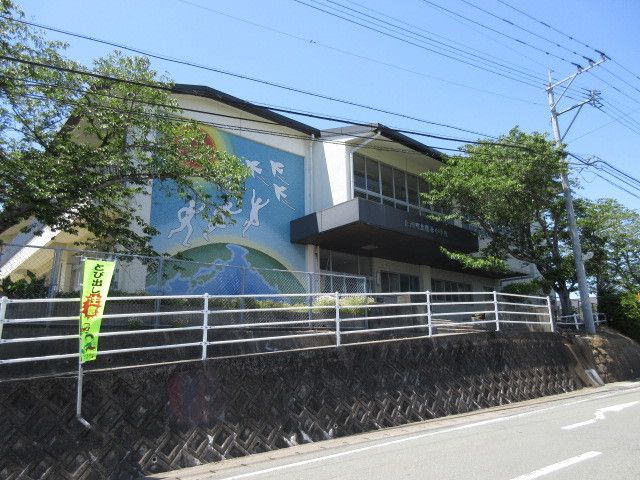 近くの中学校まで1,910m（徒歩24分）