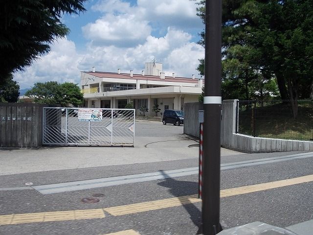 近くの吉田小学校まで150m（徒歩2分）