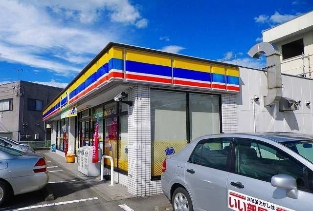 近くのミニストップ御殿場新橋店まで110m（徒歩2分）