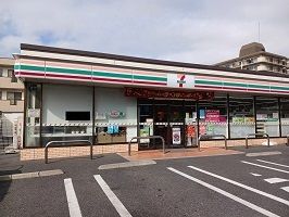 近くのコンビニまで450m（徒歩6分）