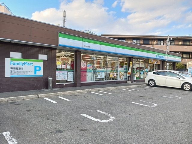 近くのファミリーマート様まで400m（徒歩5分）