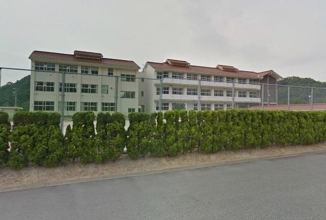 近くの浜田東中学校まで1,100m（徒歩14分）