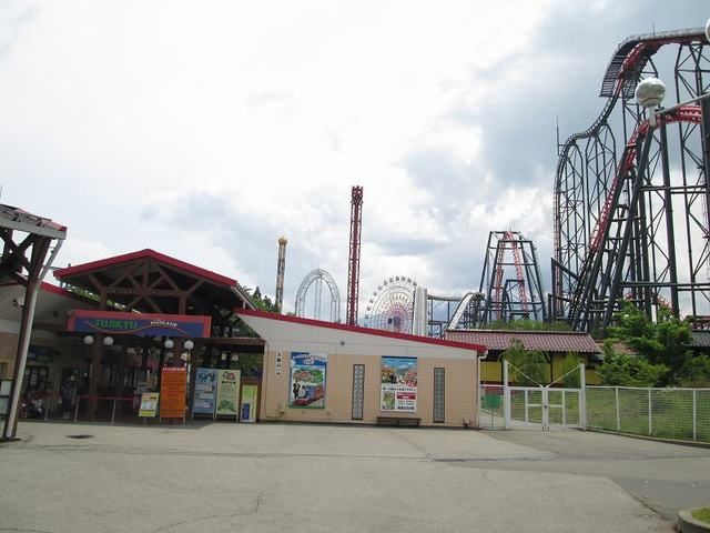 近くの富士急行線富士急ハイランド駅まで1,300m（徒歩17分）