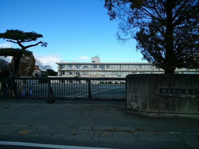 近くの榛東村立南小学校まで500m（徒歩7分）