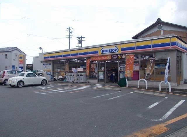 近くのミニストップ　光明寺店まで350m（徒歩5分）