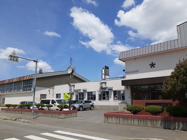 近くの旭川市立緑新小学校まで500m（徒歩7分）