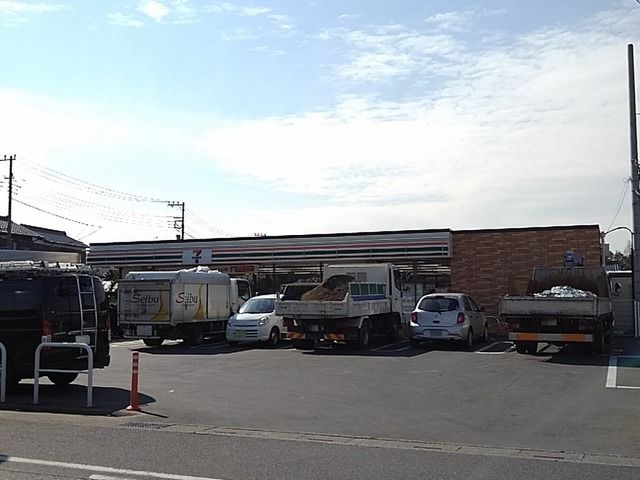 近くのセブンイレブンみさと公園前店まで600m（徒歩8分）