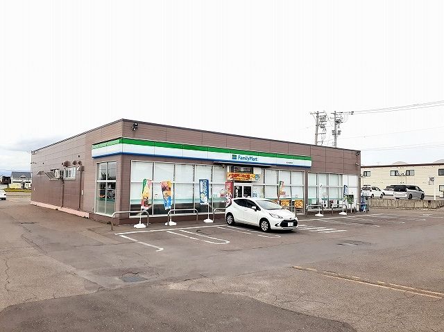 近くのファミリーマート滝川黄金町店まで700m（徒歩9分）