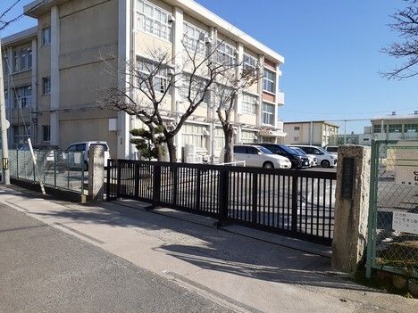 近くの岐阜市立三里小学校まで350m（徒歩5分）