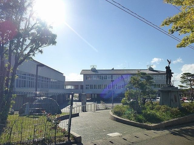 近くの高松小学校まで900m(徒歩12分)