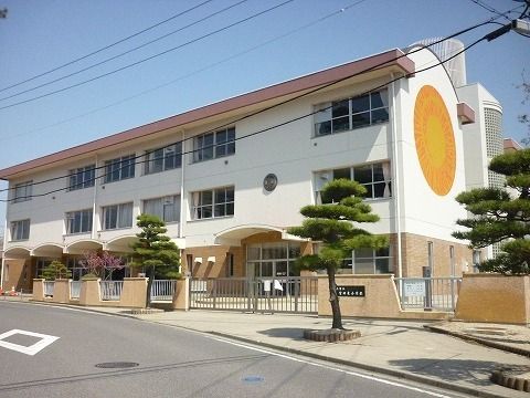 近くの富田東小学校まで1,000m（徒歩13分）