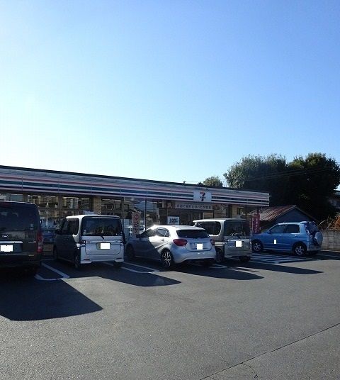 近くのコンビニまで550m（徒歩7分）