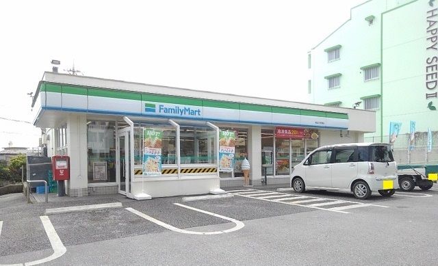 近くのファミリーマート具志川仲嶺店まで500m（徒歩7分）