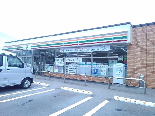 近くのセブンイレブンうるま喜屋武店まで600m（徒歩8分）