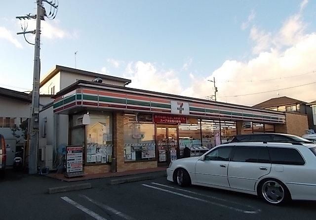 近くのコンビニまで700m（徒歩9分）