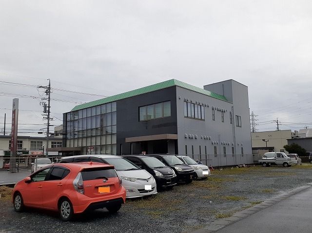 近くの浜松磐田信用金庫 三方原支店まで750m（徒歩10分）