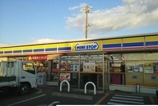 近くのミニストップ田原保美町店まで720m（徒歩9分）