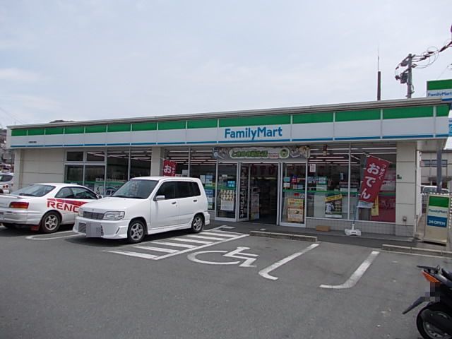 近くのファミリーマートまで700m（徒歩9分）