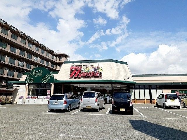 近くのプチマルシェ魚住店まで350m（徒歩5分）