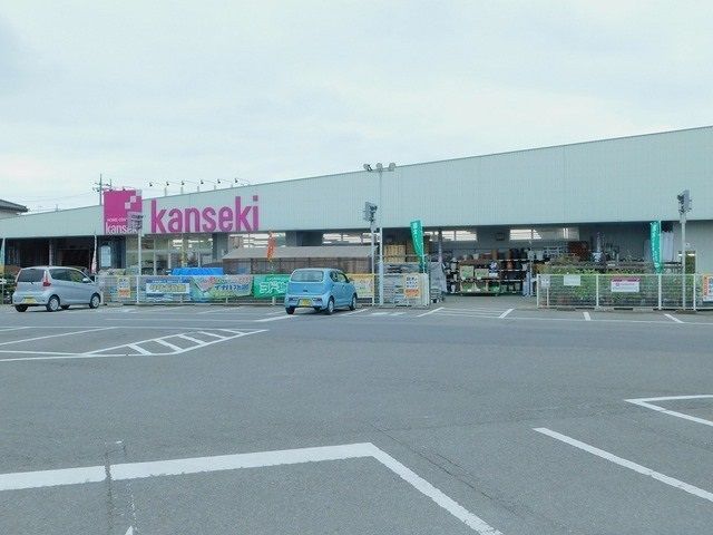 近くのホームセンターカンセキ烏山店まで600m（徒歩8分）