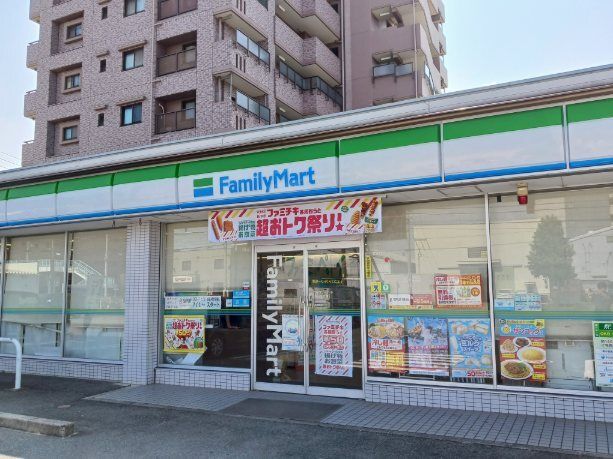 近くのファミリーマートまで150m（徒歩2分）