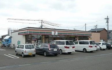 近くのセブンイレブン燕南７丁目店まで500m（徒歩7分）