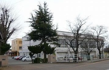 近くの燕南小学校まで1,600m（徒歩20分）