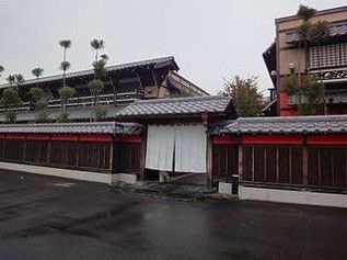 近くの飲食店まで1,300m（徒歩17分）