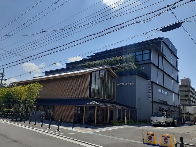 近くの役所まで400m（徒歩5分）