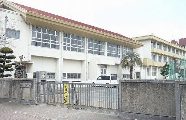 近くの砥川小学校まで1,000m(徒歩13分)