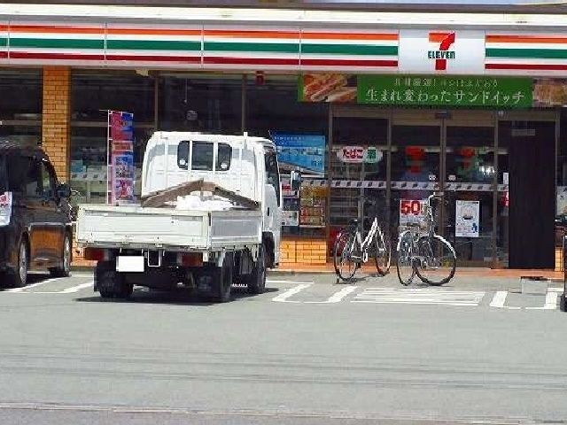 近くのコンビニまで770m（徒歩10分）