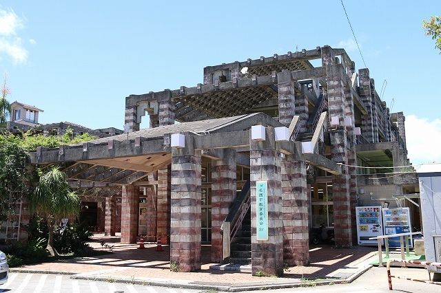 近くの名護市役所まで1,300m（徒歩17分）