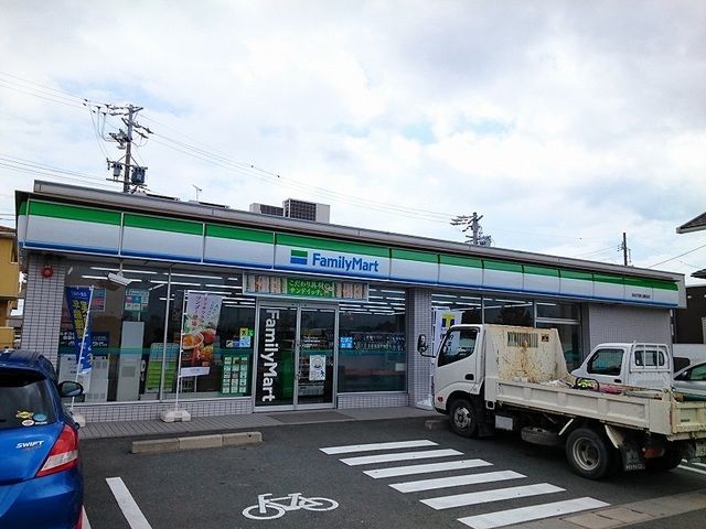 近くのファミリーマート浜松可美公園前まで650m（徒歩9分）