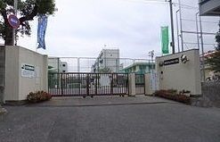 近くの戸坂小学校まで220m（徒歩3分）