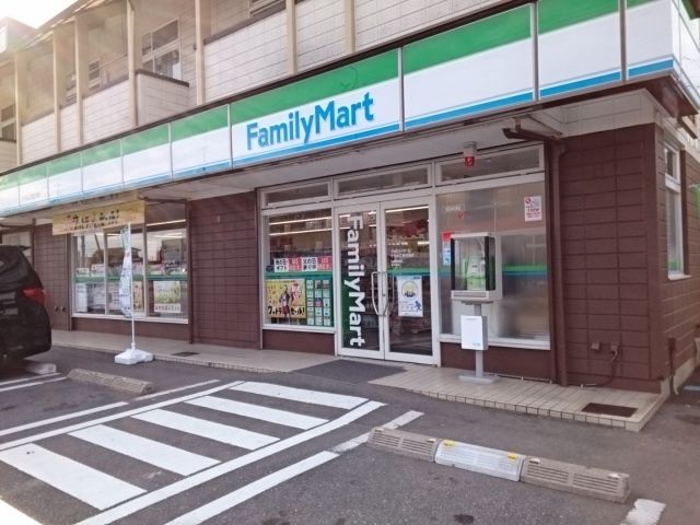 近くのファミリーマートまで350m（徒歩5分）