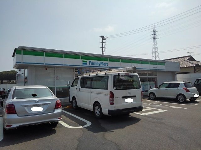 近くのファミリーマート丸亀山北町店まで750m（徒歩10分）
